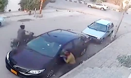 Tên 'đạo chích' vặt trộm gương ô tô bị đánh bầm dập