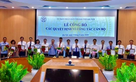 Chủ tịch TP. Hà Nội Nguyễn Đức Chung trao quyết định cho các nhân sự vừa được bổ nhiệm. Ảnh: KTĐT
