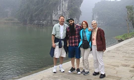 Đạo diễn phim 'Kong' đưa gia đình trở lại Việt Nam du lịch