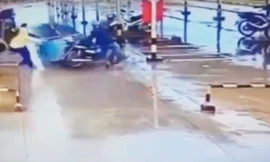 Pha tai nạn hy hữu khi dắt xe