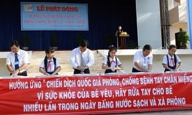 Lễ hưởng ứng Chiến dịch Quốc gia phòng chống bệnh tay, chân, miệng tại tỉnh Cà Mau. Ảnh: D.Chiến