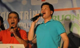 Nhạc sỹ Trương Quý Hải (trái) và ca sỹ Đăng Dương thể hiện Trường ca người Việt Nam tại đêm ra mắt