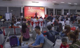 Chuyến tàu đêm đưa 1200 công nhân nghèo về quê ăn Tết