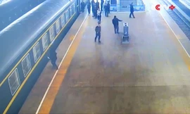 Bé 3 tuổi rơi xuống khe đường ray cách giờ tàu chạy một phút