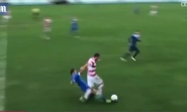 Cầu thủ mất tinh hoàn vì bị phạm lỗi từ phía sau