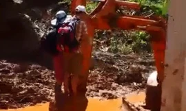 Thầy cô giáo đu gàu máy xúc qua điểm sạt lở (Ảnh cắt từ clip)