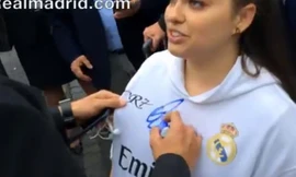 Clip cô gái bật khóc khi được C.Ronaldo ký lên ngực