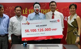 Ông D. đến từ tỉnh Bà Rịa - Vũng Tàu đang nhận giải thưởng jackpot lần thứ 4 trị giá hơn 56 tỉ đồng.