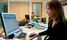 Công việc 'bàn giấy' ảnh hưởng đến sức khỏe như thế nào?