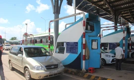 Xe ô tô vào làn thu phí và không di chuyển dù trạm thu phí đã mở cổng