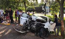 Chiếc xe chở hoa hậu vỡ nát sau va chạm mạnh. Ảnh: Thairath.