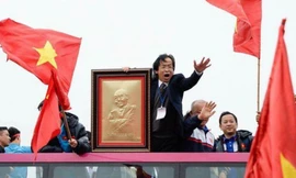 Ông Nguyễn Lân Trung, có mặt ở vị trí nổi bật nhất trên xe diễu hành của đoàn U23 Việt Nam - Nguồn: Internet