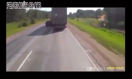 Hậu quả khôn lường khi đi sát xe tải