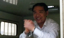 Dương Chí Dũng cười tươi, chắp tay cảm tạ