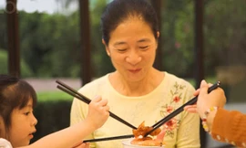 Dù mẹ chồng chị năm lần bảy lượt đòi ra ăn riêng nhưng Hải Anh vẫn nhất quyết không chịu (Ảnh minh họa)