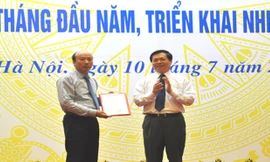 Bộ trưởng Công Thương Vũ Huy Hoàng trao quyết định cho ông Lê Minh Chuẩn. Ảnh: Phong Cầm