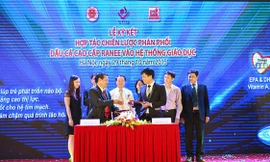 Tập đoàn Sao Mai ký kết với Công ty Cổ phần Thương mại Quốc tế B & B Việt Nam đưa Dầu ăn cao cấp Ranee vào hệ thống giáo dục dưới sự chứng kiến của GS. Tiến sĩ Lê Danh Tuyên