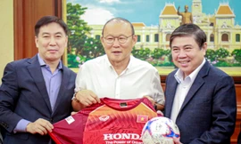 Huấn luận viên Park Hang Seo tặng quà lưu niệm cho Chủ tịch UBND TP HCM Nguyễn Thành Phong. Ảnh: Hữu Nguyên.