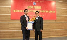 Quyền Bộ trưởng Bộ TT&TT Nguyễn Mạnh Hùng trao quyết định và chúc mừng ông Lê Văn Tuấn. Ảnh Infonet.vn