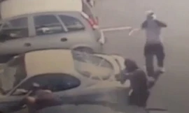 Hai tay súng tiếp cận và bắn chết nạn nhân.