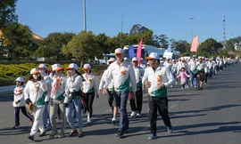 Lãnh đạo địa phương và lãnh đạo Công ty Dalat Hasfarm tham gia đi bộ gây quỹ