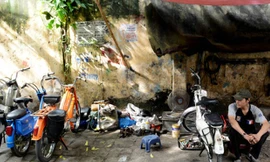 Những chiếc moped cổ của Pháp tại một hiệu sửa xe đơn sơ nhưng tồn tại từ hơn 20 năm nay trên vỉa hè một ngõ nhỏ tại Vân Hồ, Hà Nội. Ảnh: Xavier Bourgois. 