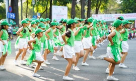 Màn đồng diễn của 2000 học sinh đã gây ấn tượng mạnh với người dân thành phố