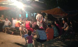 Hàng trăm tiểu thương ngủ đêm ngoài chợ 