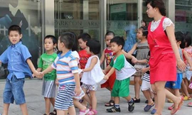 Cảnh báo về tai nạn nghiêm trọng khi để trẻ tự đi thang cuốn, thang máy