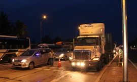 Tin nóng 24h: Mưa tiền lẻ khiến trạm thu phí Cai Lậy hỗn loạn