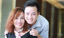 Chị Sao hơn chồng 3 giáp. Chị vừa mạnh tay chi hơn 200 triệu xuống Hà Nội làm răng sứ hôm 3/11 để được trẻ đẹp hơn. Cương cũng đi theo chờ vợ. Ảnh: P.D.