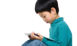 Trẻ cực thông minh có thể thích xem các hướng dẫn trên internet - Ảnh: staticworld.net.