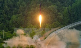 Một tên lửa đạn đạo trang bị hệ thống dẫn đường chính xác được phóng thử tại một địa điểm bí mật ở Triều Tiên. (Nguồn: Yonhap/TTXVN)