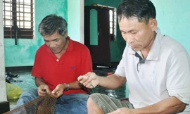 Ông Lê Bánh và ông Đặng Văn Tuân theo nghề vá lưới đã mấy chục năm