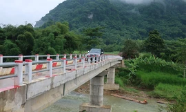 Cầu thôn Sát bê tông cốt thép kiên cố được xây dựng với chi phí chỉ 3,7 tỷ đồng nhưng giúp xoá cảnh sang suối bằng bè, lũ lên bị cô lập