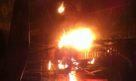 Cột điện phát nổ, bốc cháy phừng phừng ở phố Định Công