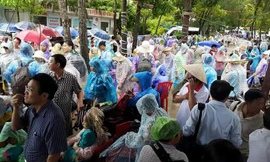 Hơn 1000 du khách đội mưa chờ tàu giải cứu