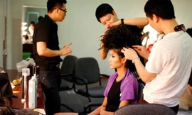 Thường xuyên tạo dáng những kiểu tóc lạ khiến mái tóc của Hoàng Thùy không còn đẹp và mềm mại như xưa. 