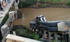 Xe đầu kéo nằm dưới suối sau khi tông gãy lan can cầu. Ảnh: Thái Hà
