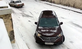 Ôtô trượt dốc trên đường tuyết