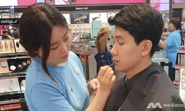Ngày càng nhiều nam giới Hàn Quốc trang điểm trước khi ra đường.