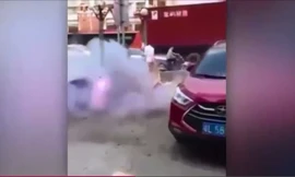 Chú rể đi cấp cứu vì bị treo trên cột pháo 'lấy may'
