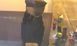 Lỗ hổng lớn trên vỏ động cơ máy bay. Ảnh: SCMP