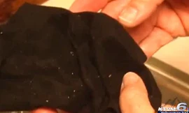 Những bụi vàng trên tấm vải sau khi một người dân lọc nguồn nước máy trong các hộ gia đình. Ảnh: KTVM6