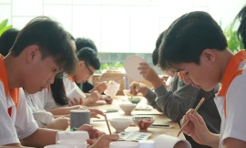 Một tiết học ngoài nhà trường của học sinh Trường THPT Đào Duy Anh (quận 6, TP HCM)