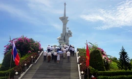 Nhiều công dân Liên bang Nga và Việt Nam đến viếng Tượng đài Cam Ranh trong ngày 9/5