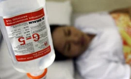 Việc tự ý truyền dịch khi người đang mệt là "đánh cược" với tính mạng. Ảnh minh họa