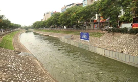 Hơn 1 triệu m3 nước từ hồ Tây được xả vào sông Tô Lịch làm nước sông đổi màu