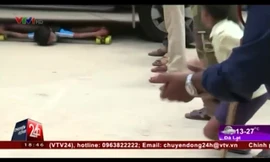 Bé trai 7 tuổi trượt ván điêu luyện dưới gầm xe