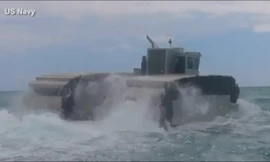 Mỹ “khoe” siêu xe tăng chạy trên mặt nước